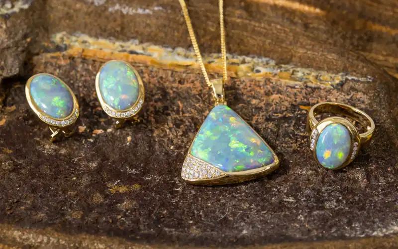 Pierres de naissance colorées d'opale et de tourmaline d'octobre pour les anniversaires d'octobre