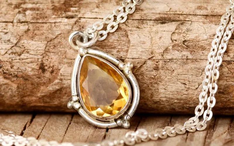 Topaze de novembre et pierres précieuses de pierre de naissance jaune orange citrine