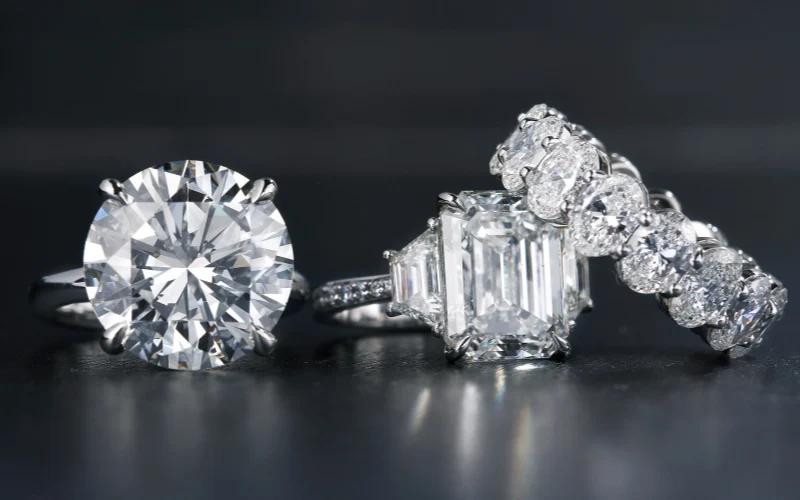 Pierre de naissance transparente en diamant d'avril symbolisant la pureté et l'amour.