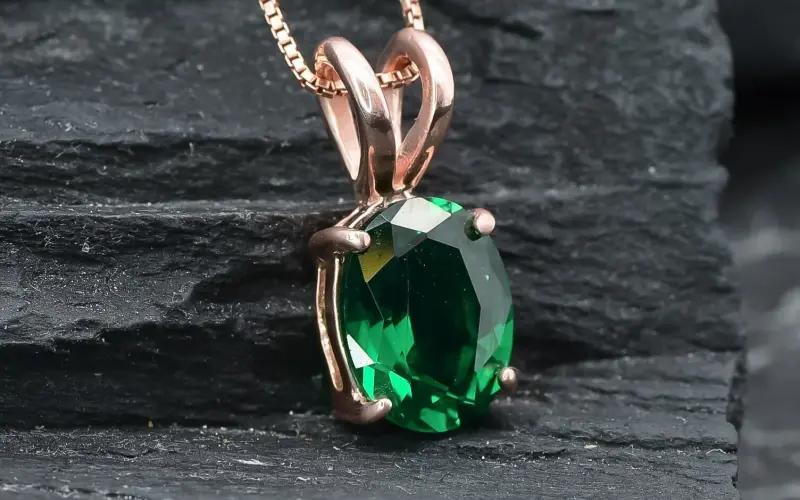 Pierre de naissance vert émeraude de mai pour les anniversaires de mai