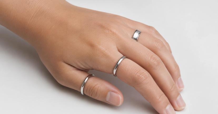 bagues en acier inoxydable portées à même la peau.webp