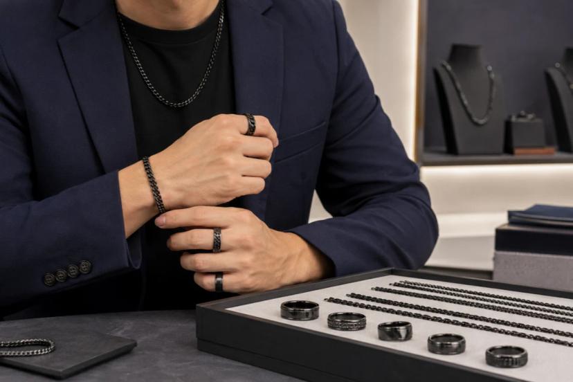 Présentoir de bijoux en acier inoxydable PVD noir avec bagues, chaînes, colliers et bracelets