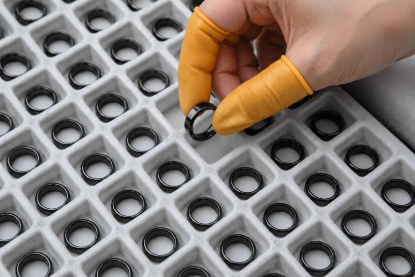 Anneaux en acier inoxydable PVD noir inspectés dans un plateau en usine pour le contrôle qualité des lots