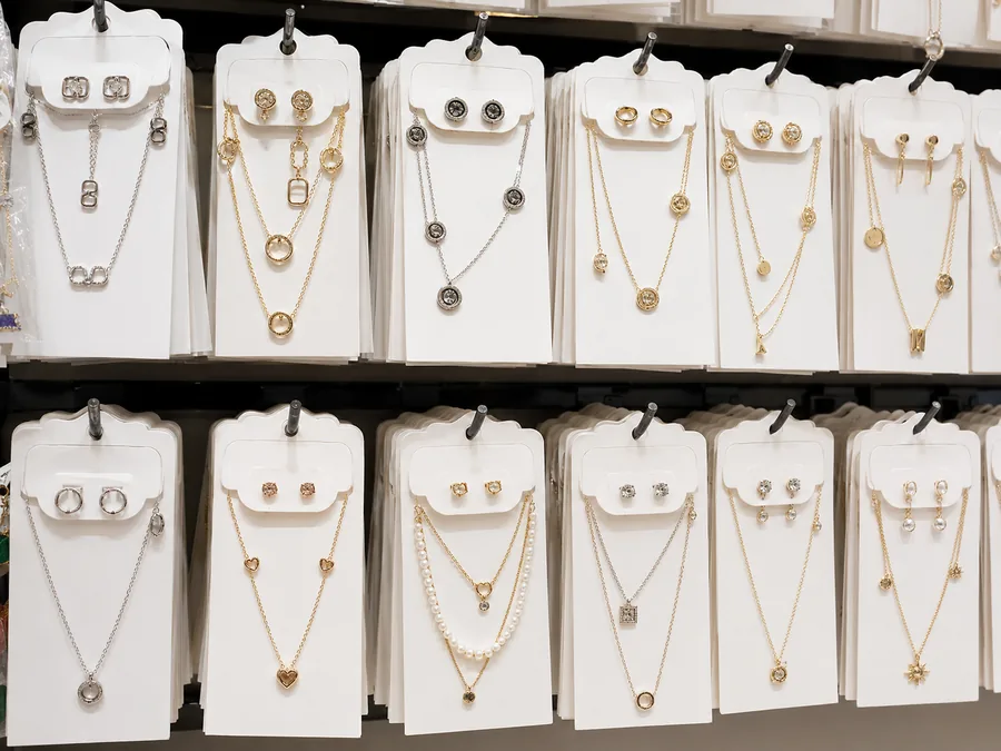 exhibición organizada de SKU de joyería para pedidos repetidos y planificación de la próxima colección exhibición organizada de SKU de joyería para pedidos repetidos y planificación de la próxima colección